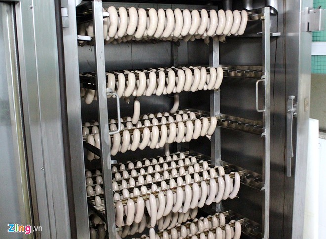 X&uacute;c x&iacute;ch phải trải qua nhiều chế độ kh&aacute;c nhau trong l&ograve;. Sức chứa của một l&ograve; ở đ&acirc;y hơn 1.000 c&acirc;y, v&agrave; phải mất 2h 30 ph&uacute;t để ra một mẻ x&uacute;c x&iacute;ch mới.