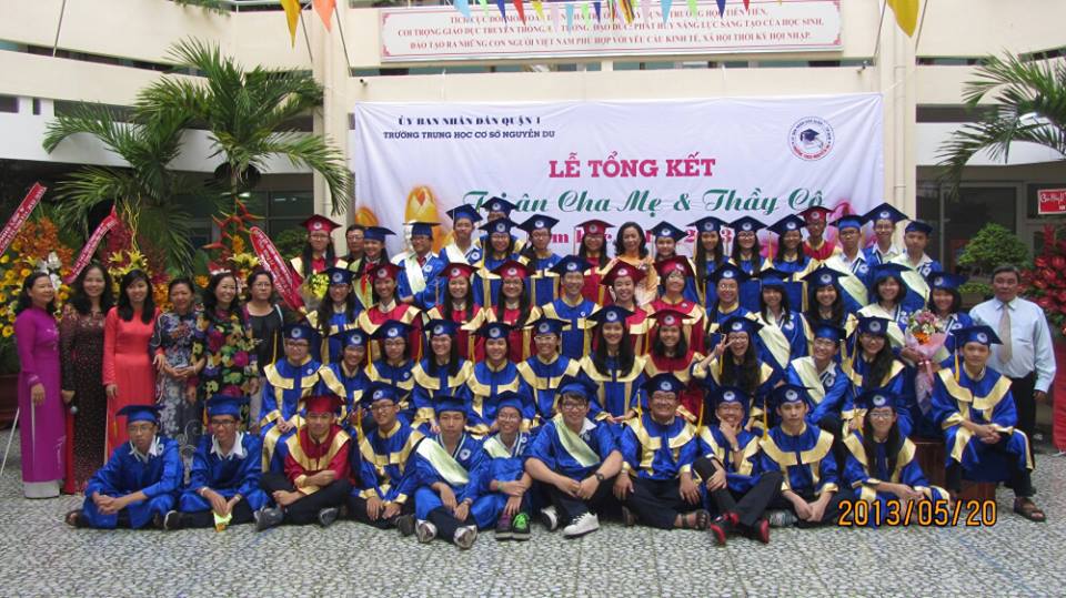 Thầy tr&ograve; trường THCS Nguyễn Du, quận 1, TP HCM trong lễ tri &acirc;n năm 2013. Ảnh: Facebook trường