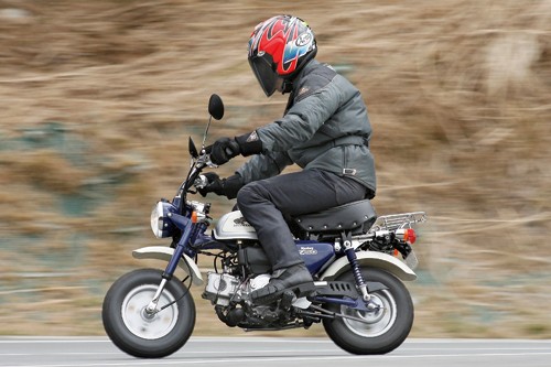 Tư thế ngồi l&ecirc;nh kh&ecirc;nh khi điều khiển một chiếc Honda Monkey.