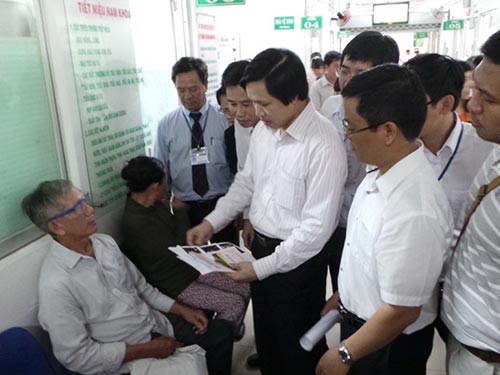Đại diện Cục Quản lý Khám chữa bệnh khảo sát, đánh giá quy trình khám chữa bệnh tại Bệnh viện quận 2, TP HCM Ảnh: NGUYỄN THẠNH