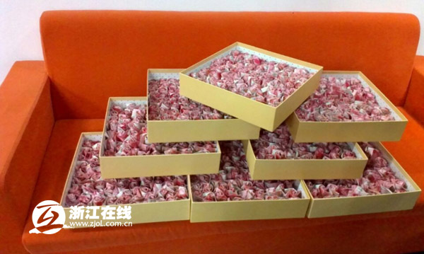 999 bông hồng này trị giá 33.000 USD. Ảnh: ZJOL