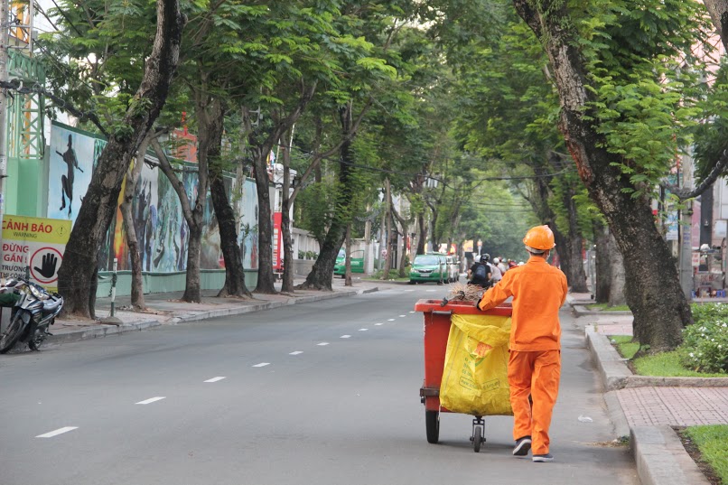 Ng&agrave;y nghỉ lễ nhưng c&aacute;c c&ocirc;ng nh&acirc;n vệ sinh vẫn phải dậy sớm để l&agrave;m việc.