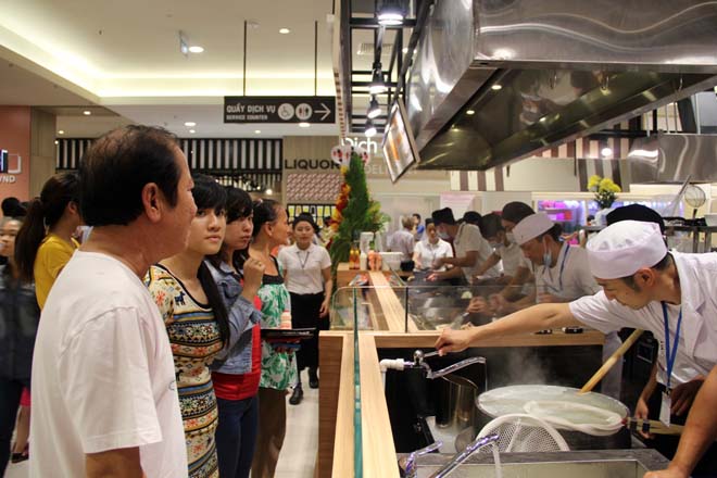 Nh&acirc;n vi&ecirc;n l&agrave;m việc kh&ocirc;ng xuể, nhất l&agrave; tại c&aacute;c cửa h&agrave;ng đồ ăn sẵn v&agrave; quầy t&iacute;nh tiền.
