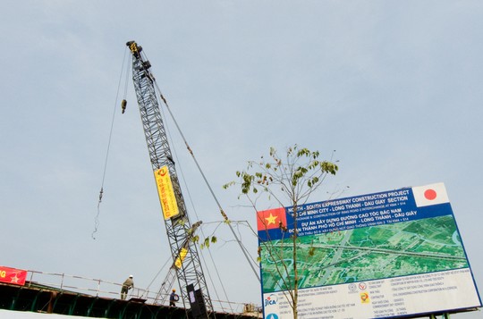 
	Tổng chiều d&agrave;i to&agrave;n tuyến l&agrave; 55 km được chia l&agrave;m hai dự &aacute;n th&agrave;nh phần. Trong đ&oacute;, tổng mức đầu tư giai đoạn 1 l&agrave; 20.630 tỷ đồng. Nguồn vốn vay của Ng&acirc;n h&agrave;ng Ph&aacute;t triển Ch&acirc;u &Aacute; (ADB) 276,8 triệu USD, vốn vay của Cơ quan hợp t&aacute;c Quốc tế Nhật Bản (JICA) l&agrave; 640,3 triệu USD, phần c&ograve;n lại vốn đối ứng của Việt Nam.