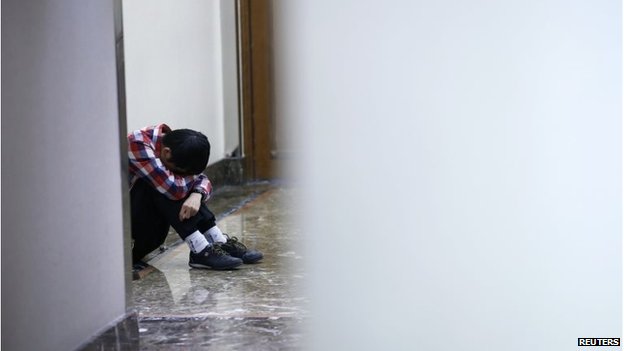 Th&acirc;n nh&acirc;n tuyệt vọng chờ tin của h&agrave;nh kh&aacute;ch tr&ecirc;n MH370 tại Bắc Kinh - Trung Quốc