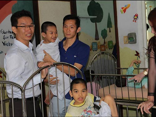 Tiến Minh làm từ thiện