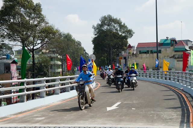 Cầu c&oacute; h&igrave;nh chữ Y với một nh&aacute;nh vượt ở đường Hồng B&agrave;ng, một nh&aacute;nh vượt tr&ecirc;n đường Ba Th&aacute;ng Hai.