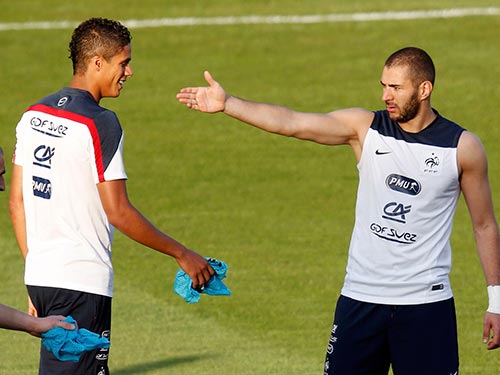 Trung vệ Varane (trái) và tiền đạo K. Benzema, 2 trụ cột của tuyển Pháp Ảnh: REUTERS