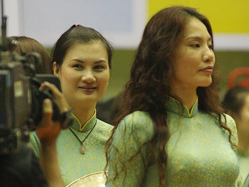 Ngày 8-3 với “chân dài” bóng chuyền