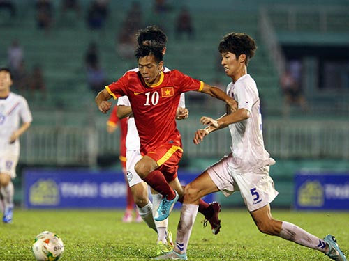 Văn Quyết (10) nhiều khả năng được HLV Miura giữ lại l&agrave;m phương &aacute;n dự bị cho h&agrave;ng c&ocirc;ng  Ảnh: QUANG LI&Ecirc;M