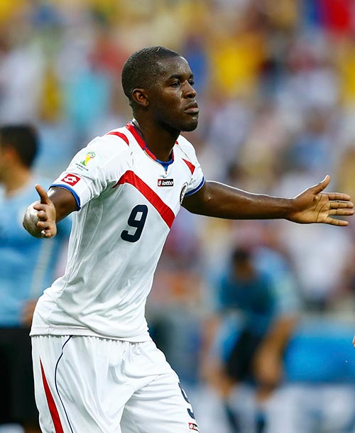 Campbell (trái) đóng góp nhiều hơn trong lối chơi của đội nhà so với Balotelli Ảnh: REUTERS