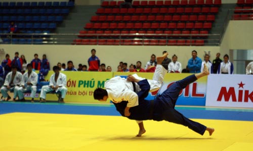 Nh&agrave; thi đấu của tỉnh Nam Định được đ&aacute;nh gi&aacute; l&agrave; to đẹp nhất nhưng vắng kh&aacute;n giả trong dịp Đại hội TDTT 2014.  Ảnh: QUANG LI&Ecirc;M