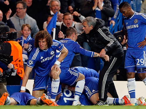 HLV Mourinho chung vui trong chốc l&aacute;t với c&aacute;c cầu thủ Chelsea sau b&agrave;n thắng của Demba Ba rồi k&eacute;o Torres căn dặn Ảnh: REUTERS