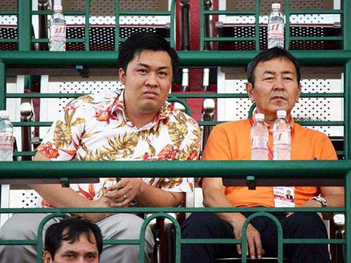 Tổng Giám đốc B.Bình Dương Cao Văn Chóng (trái) và Trưởng BTC V-League 2014, chuyên gia Tanaka Koji
Ảnh: ANH DŨNG