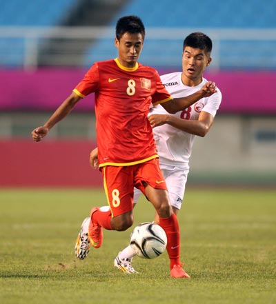 Vũ Minh Tuấn (8) v&agrave; đồng đội ở Olympic Việt Nam tự tin trước trận gặp UAEẢnh: HẢI ANH