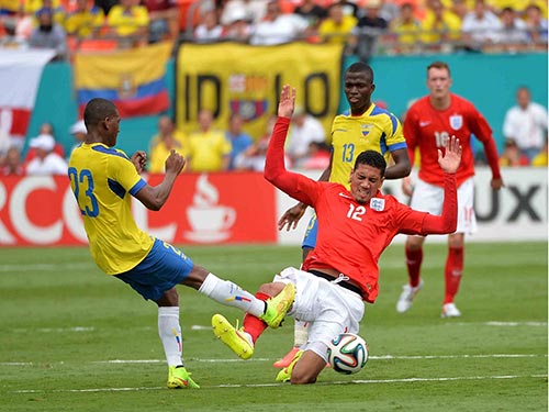 Trung vệ Smalling (phải) kh&ocirc;ng tạo được sự an t&acirc;m trong trận giao hữu Anh h&ograve;a Ecuador 2-2Ảnh: REUTERS
