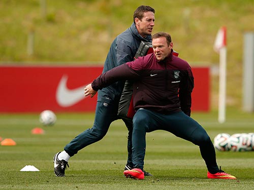 Rooney với c&aacute;c b&agrave;i tập c&oacute; cường độ va chạm cao như m&ocirc;n b&oacute;ng bầu dục để ho&agrave;n thiện sức mạnh 
 Ảnh: REUTERS