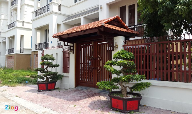 Một trong số &iacute;t ng&ocirc;i biệt thự c&oacute; người ở.