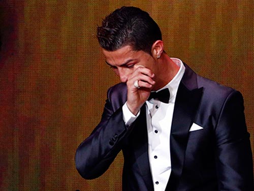 Ronaldo kh&oacute;c trong l&uacute;c ph&aacute;t biểu cảm nghĩ sau khi được chọn l&agrave; Cầu thủ xuất sắc nhất thế giới 2013  Ảnh: REUTERS