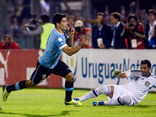 Suarez (trái) góp công lớn giúp Uruguay giành quyền tham dự VCK World Cup 2014 Ảnh: REUTERS