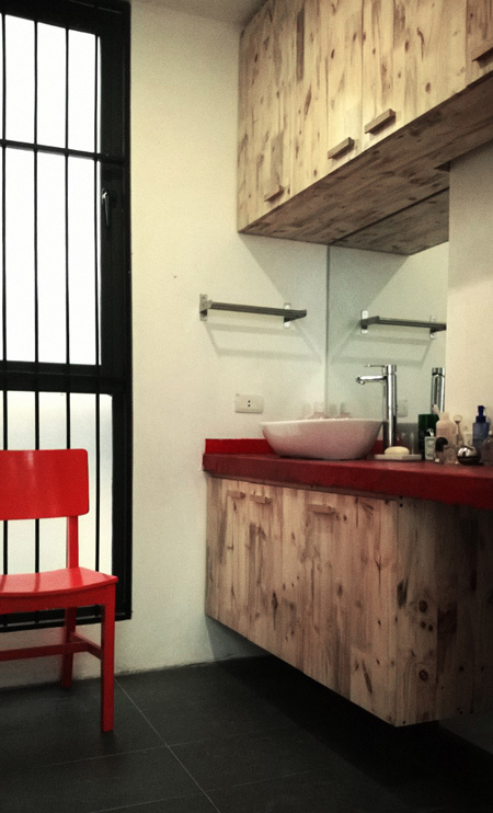 Trong khu vực rửa tay, trang điểm, hệ tủ được l&agrave;m bằng gỗ th&ocirc;ng &eacute;p c&ocirc;ng nghiệp, gi&aacute; th&agrave;nh rẻ.
