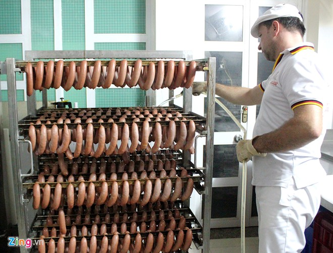 X&uacute;c x&iacute;ch sau khi ra l&ograve; sẽ được l&agrave;m nguội bằng nước lạnh. Với 50 kg thịt tươi c&oacute; thể l&agrave;m ra từ 800 - 1.000 c&acirc;y.