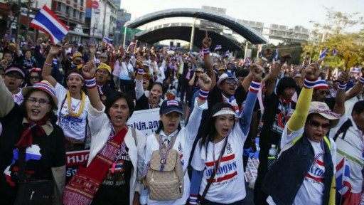 Người biểu t&igrave;nh trước văn ph&ograve;ng ch&iacute;nh phủ. Ảnh: BBC