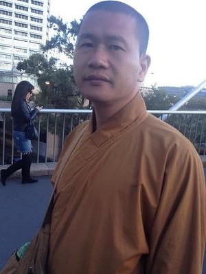 Một người đ&agrave;n &ocirc;ng n&oacute;i m&igrave;nh l&agrave; nh&agrave; sư tại &Uacute;c. Ảnh: Brisbane Times