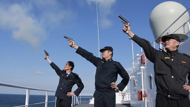Qu&acirc;n đội Trung Quốc nổ s&uacute;ng b&aacute;o hiệu bắt đầu cuộc tập trận Hải qu&acirc;n. Ảnh: Reuters