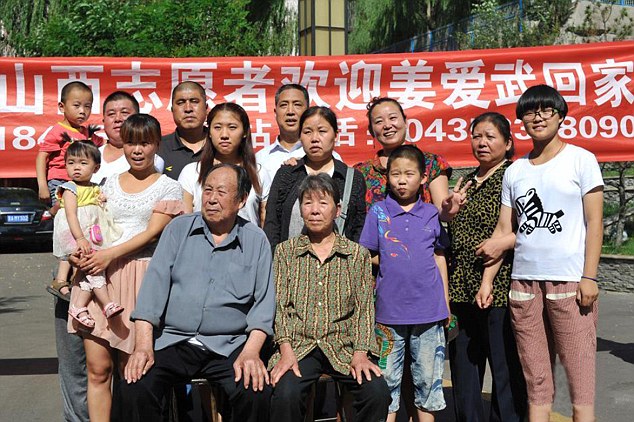 B&agrave; Ai-wu đo&agrave;n tụ gia đ&igrave;nh sau 37 năm. Ảnh: Daily Mail
