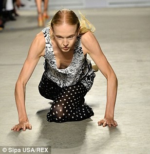 Người mẫu lại té trên sàn catwalk