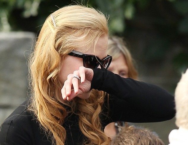 Nicole Kidman rơi lệ tiễn biệt cha