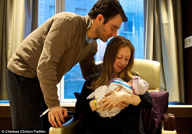 Vợ chồng Chelsea và con gái