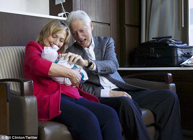Nhà Clinton hạnh phúc khoe ảnh thành viên mới