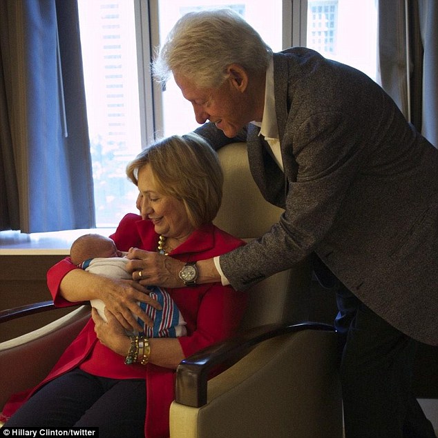 Nhà Clinton hạnh phúc khoe ảnh thành viên mới