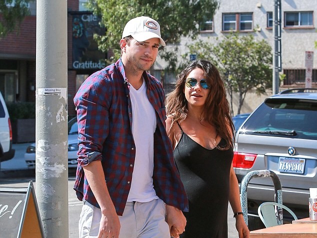 “Thiên nga đen” Mila Kunis sinh con gái