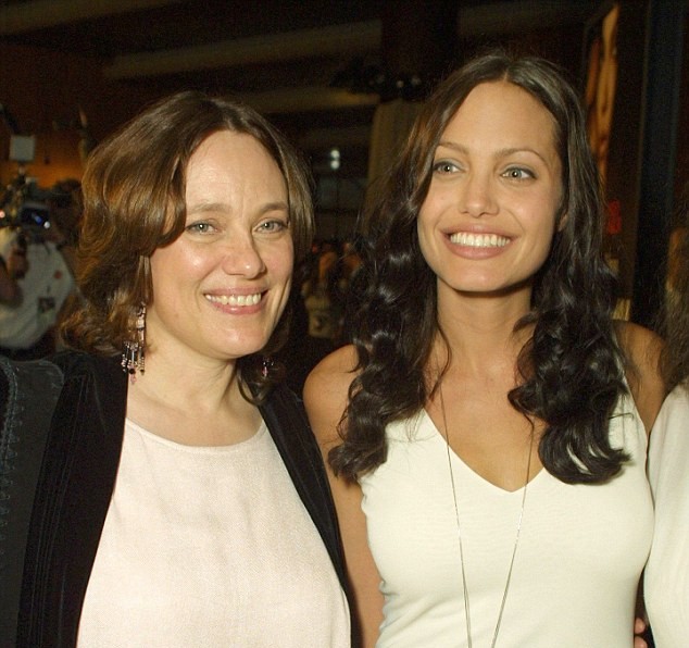 Angelina Jolie khẳng định chịu ảnh hưởng nặng từ mẹ