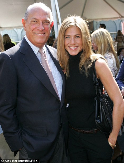 Oscar de la Renta chụp ảnh c&ugrave;ng Jennifer Aniston