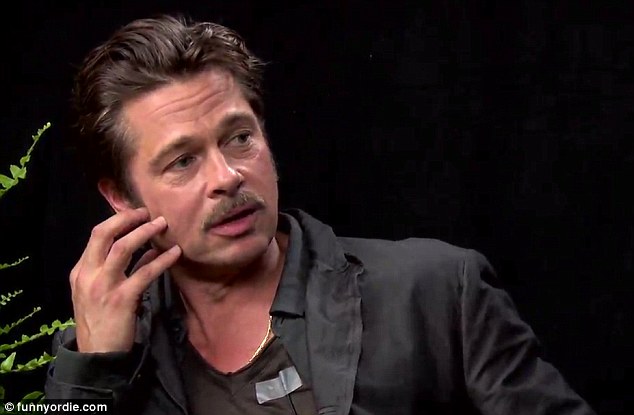 Brad Pitt bị Zach l&agrave;m kh&oacute;