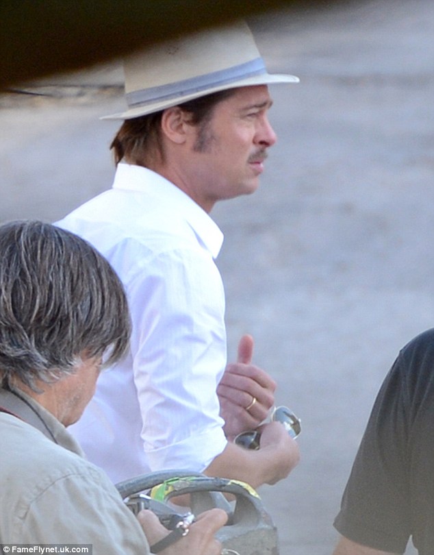 Brad Pitt tr&ecirc;n trường quay