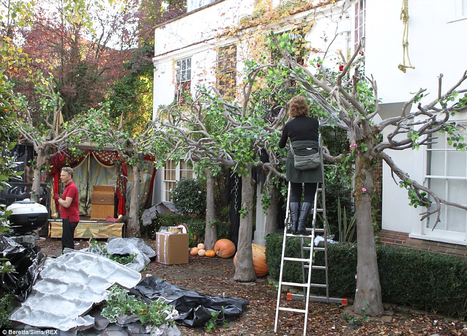 Jonathan Ross trang tr&iacute; nh&agrave; để tổ chức tiệc Halloween thường ni&ecirc;n