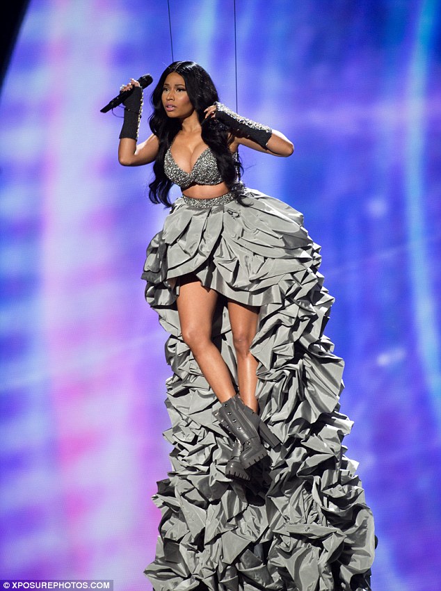 Nicki Minaj treo người lên