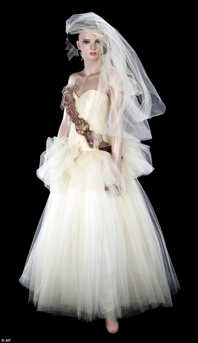Đầm cưới được cho l&agrave; của Madonna