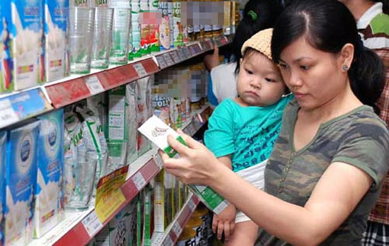 Người tiêu dùng hy vọng giá sữa sẽ giảm nhờ “cắt” được khâu quảng cáo sau khi Nghị định có hiệu lực vào ngày 1/3/2015. Ảnh minh họa: internet