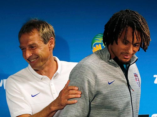 HLV Klinsmann v&agrave; tiền vệ J. Jones, một trong những tuyển thủ Mỹ gốc Đức  Ảnh: REUTERS