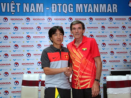 HLV Miura (tr&aacute;i) v&agrave; đồng nghiệp Avramovic trong buổi họp b&aacute;o trước trận Ảnh: QUANG LI&Ecirc;M