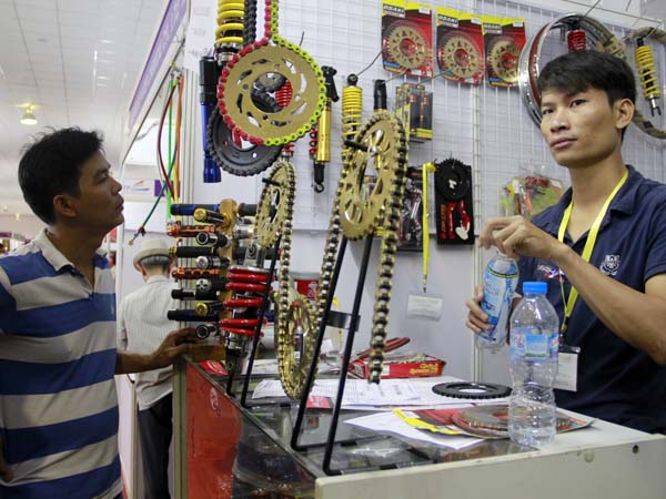 C&oacute; cả gian h&agrave;ng phụ t&ugrave;ng m&aacute;y m&oacute;c tại hội chợ.