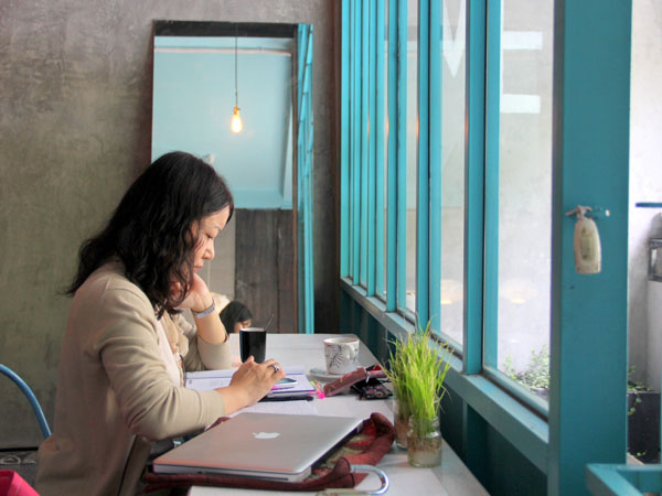 Khách hàng có thể thư giãn và làm việc ở những quán cà phê chung cư.