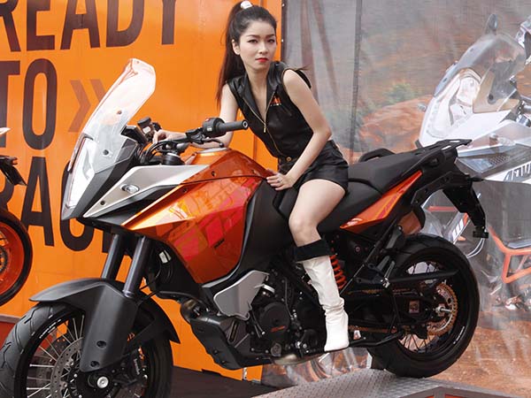 Chiếc Adventure 1190 của KMT sở hữu động cơ V-twin 1195cc c&ocirc;ng suất 173 m&atilde; lực.