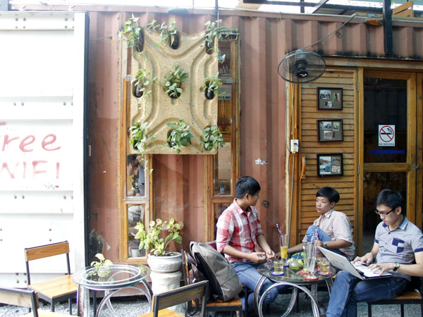 Kh&aacute;ch h&agrave;ng của qu&aacute;n chủ yếu l&agrave; những bạn trẻ y&ecirc;u s&aacute;ng tạo, y&ecirc;u sự thay đổi bởi Cafe container lu&ocirc;n l&agrave;m mới phong c&aacute;ch.